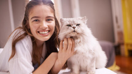 Femme souriante avec un chat