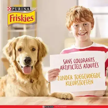 Un garçon roux et son chien avec une pancarte sans colorants ajoutés