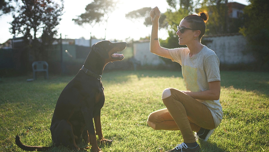 femme parlant à un chien dans un jardin