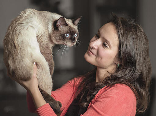 Vrouw die een kat vasthoudt