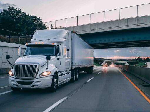 camion blanc sur la route