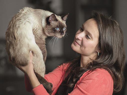 Vrouw die een kat vasthoudt