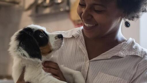 vrouw in de keuken met haar hond