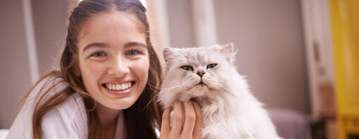 Femme souriante avec un chat