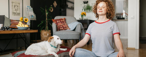 vrouw en hond mediteren  